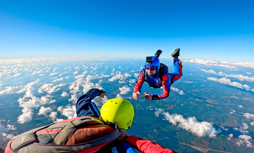 Image 2: Saut en parachute en tandem avec Skydive Mimizan
