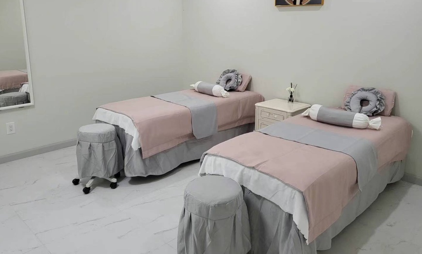 Image 2: Enjoy a 45- or 60-Minute Lymphatic Drainage Massage Sessions