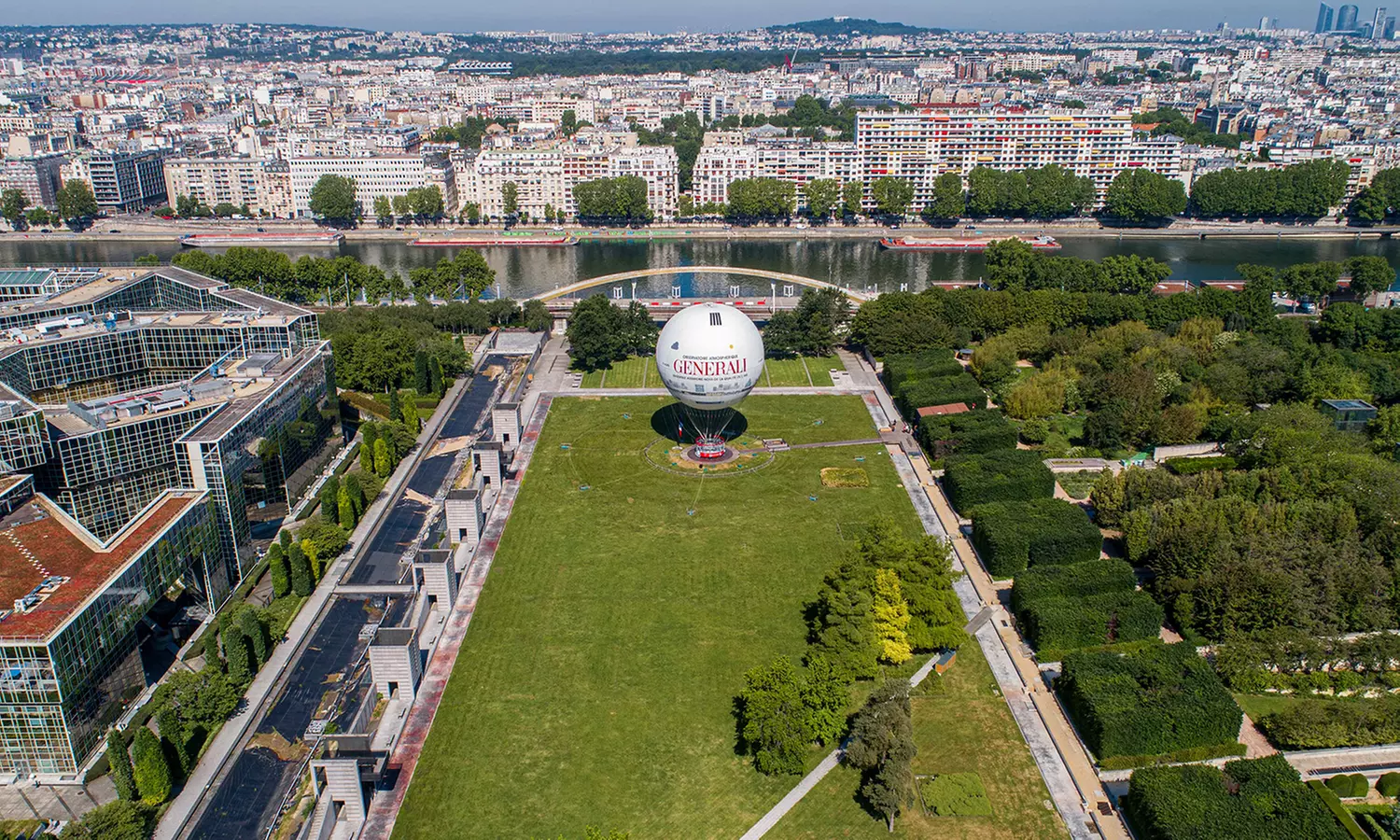 Superbe vue panoramique de Paris à bord du Ballon de Paris Generali