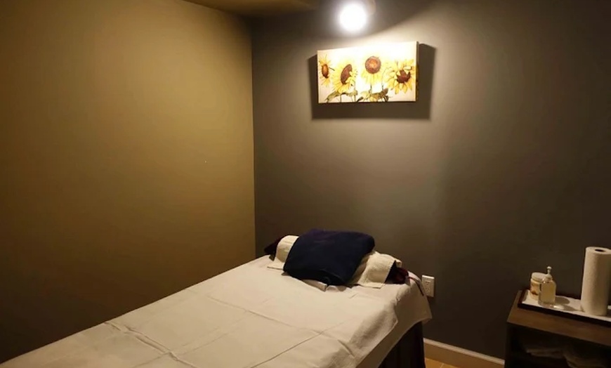 Image 6: 90-Min Pampering: Massage, Reflexology & Aromatherapy in Midtown NYC