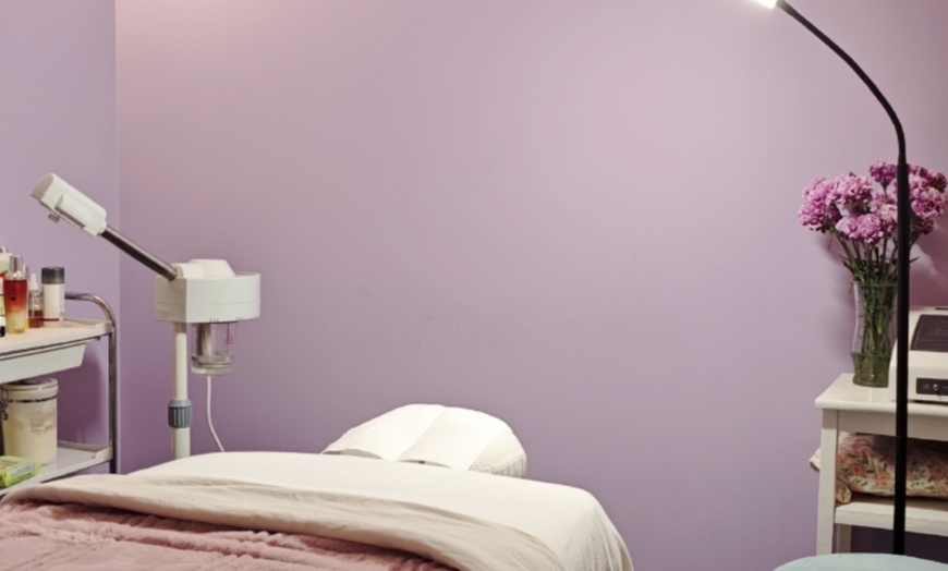 Image 3: 30- or 60-Min Foot / Body Massage with Optional Body Massage or Facial