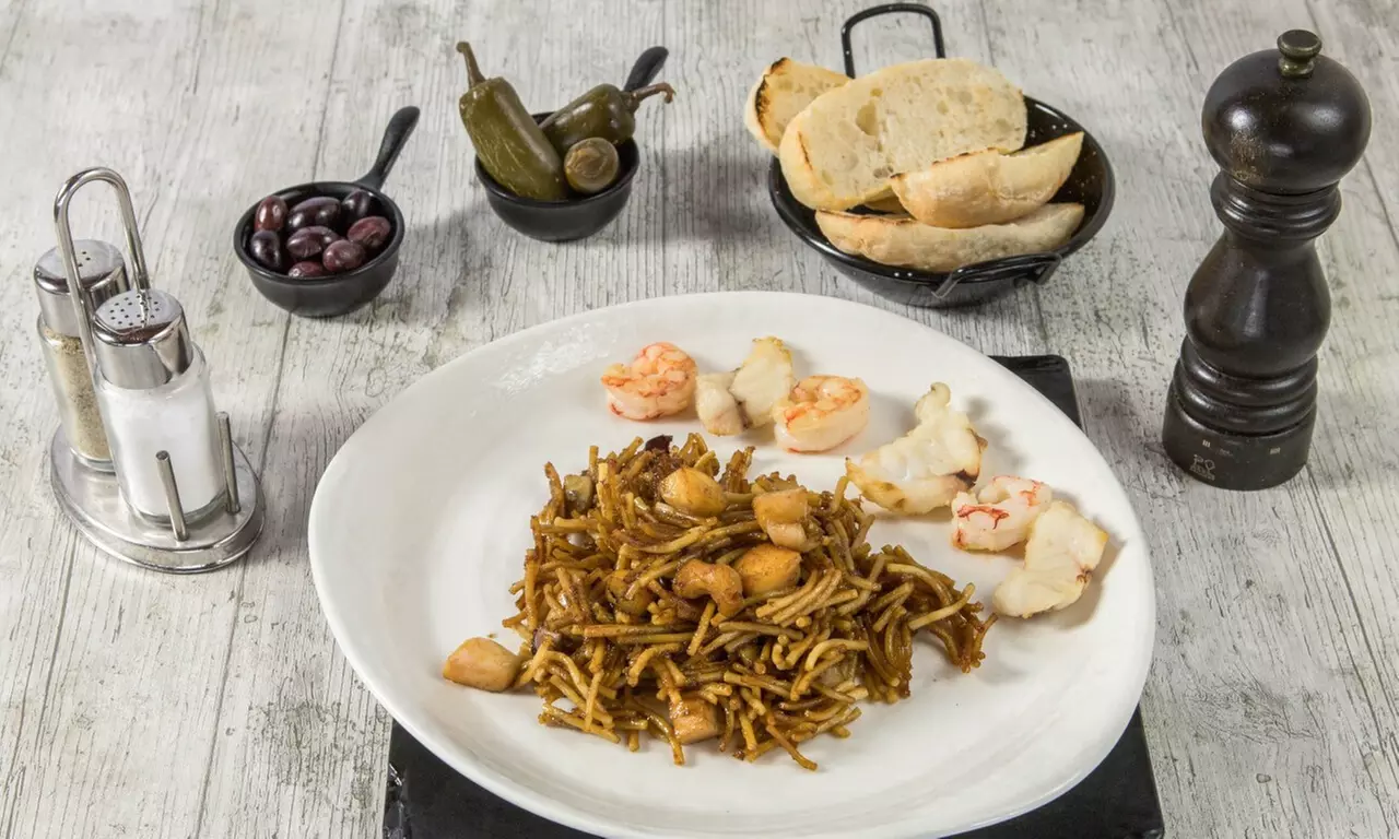 Menú mediterráneo para 2 o 4 con postres y vino con vistas al mar