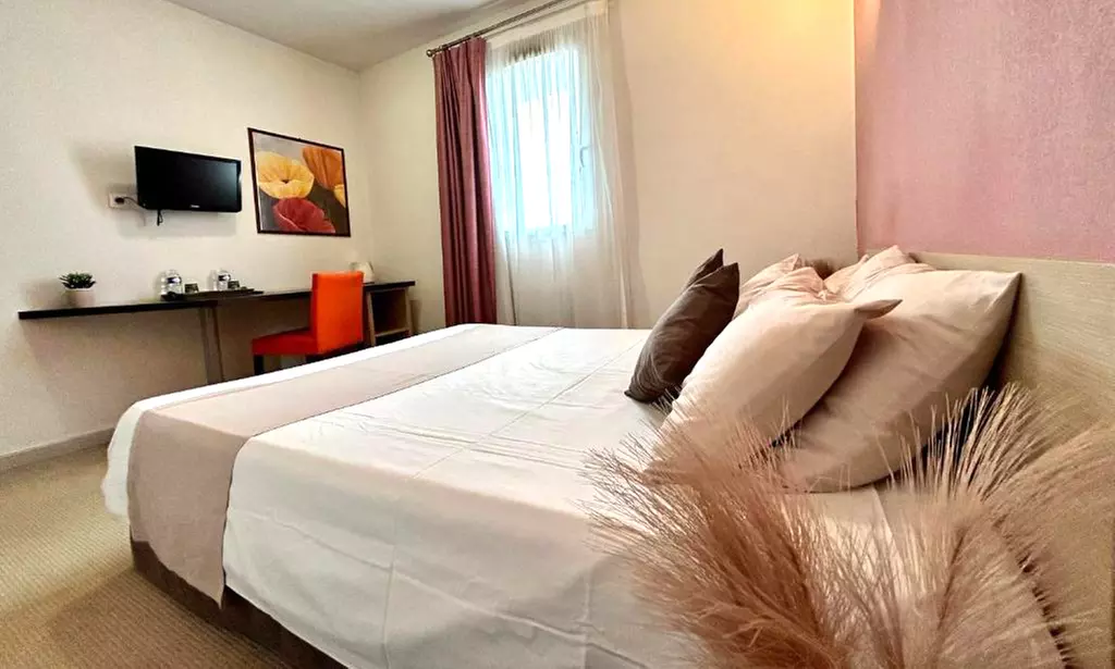 Aigues-Vives (Gard) : chambre double avec PDJ, menu en option