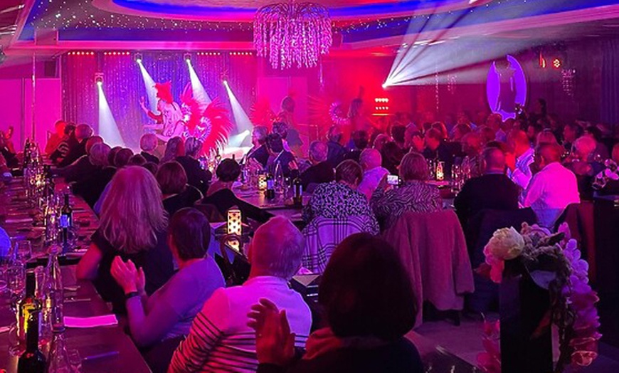 Image 4: Dîner-spectacle féérique au Cabaret Club : magie, saveurs & glamour