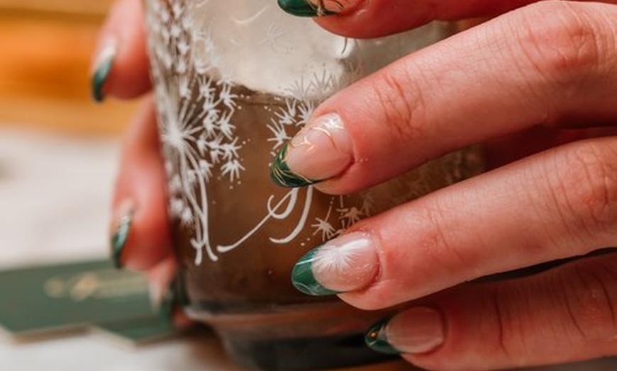 Image 2: Experience Art & Mocktails: Non-Alcoholic Flights for Groups
