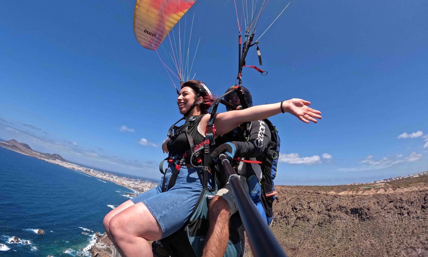 Image 3: Roza las nubes: vuelo de iniciación al parapente con foto incluida