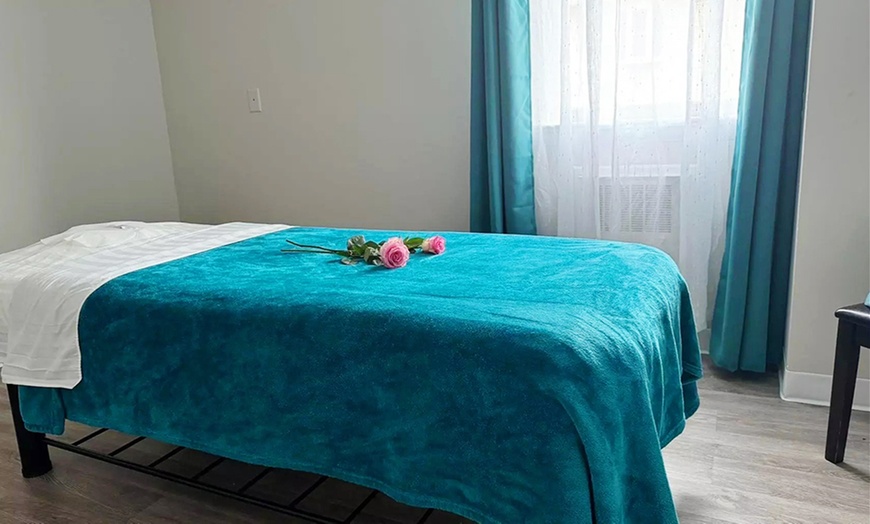 Image 2: 60 or 90 Min Couple Deep Tissue for Neck, Shoulder, Back Massage