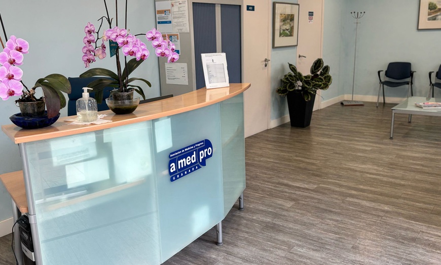 Image 5: Tratamiento inyectado efecto lifting en 3 zonas con retoque incluido