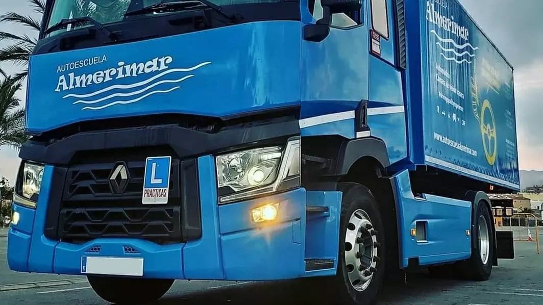Curso para el permiso de camión C y prácticas en Autoescuela Almerimar