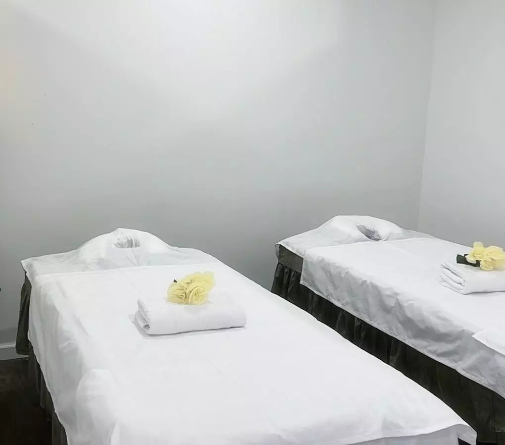 50-Min Choice of Massage with Massage Oil or 30-Min Custom Foot Detox