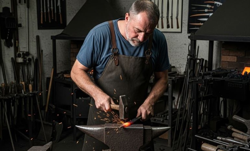 Image 1: Curso para crear un cuchillo en forja con snacks y refresco para 1 o 2