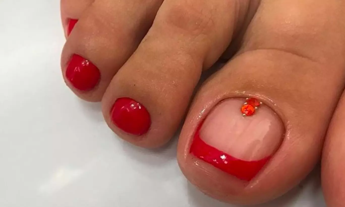 Stylowy pedicure hybrydowy na stopy