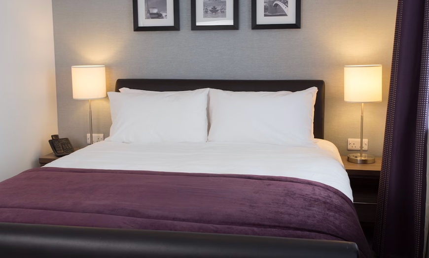 Image 7: Birmingham: 4* Studio Suite Room with Breakfast and a Bottle of Wine