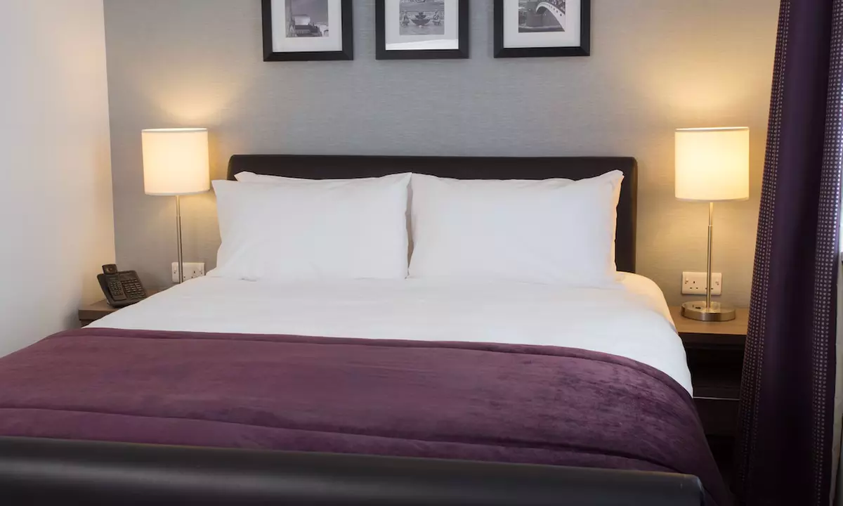 Birmingham: 4* Studio Suite Room with Breakfast and a Bottle of Wine