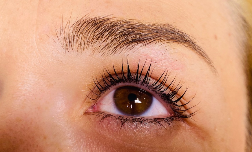 Image 2: Lifting y tinte de pestañas con opción a visagismo de cejas 
