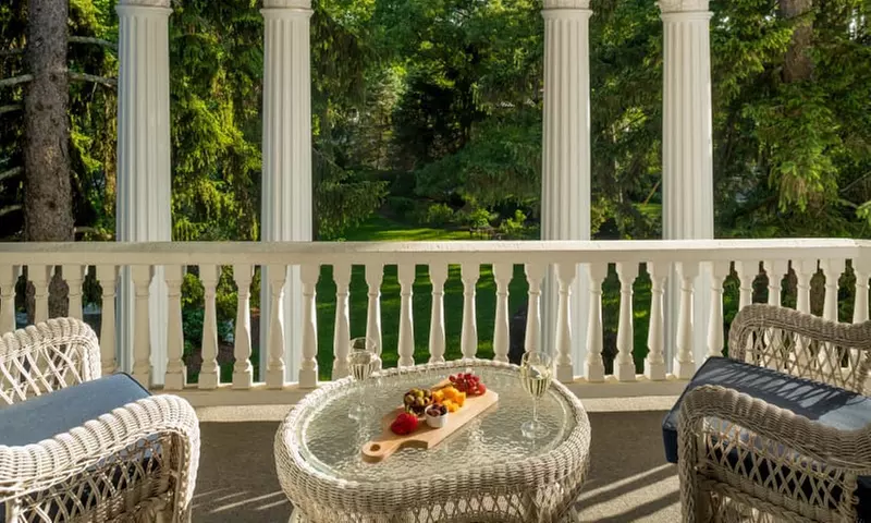 Member Pricing: Charming B&B Near Grove Park With Veranda Views