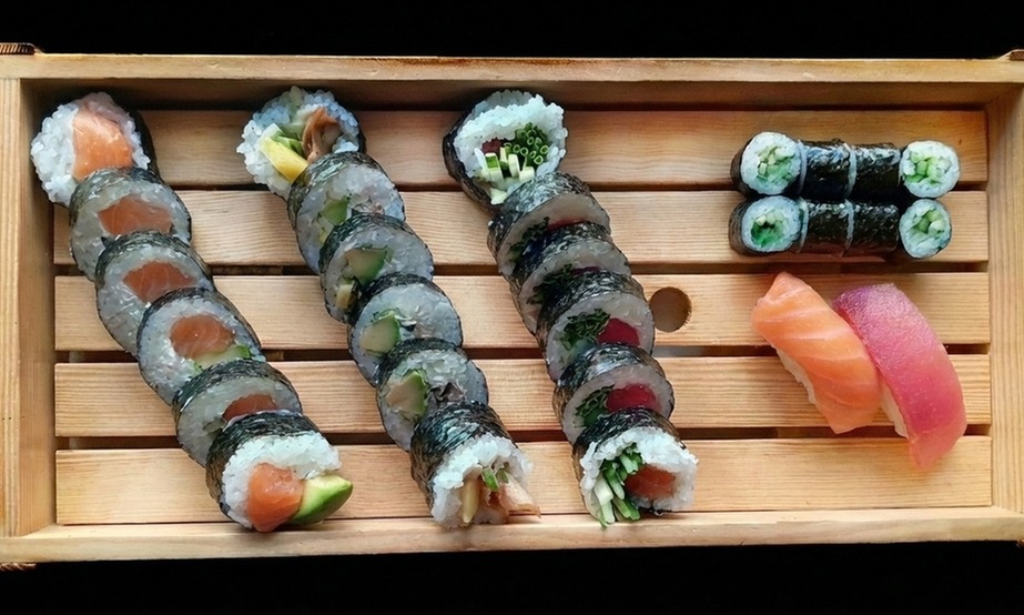 Zestawy sushi na miejscu i z dostawą: Futomaki, Nigiri i Uramaki