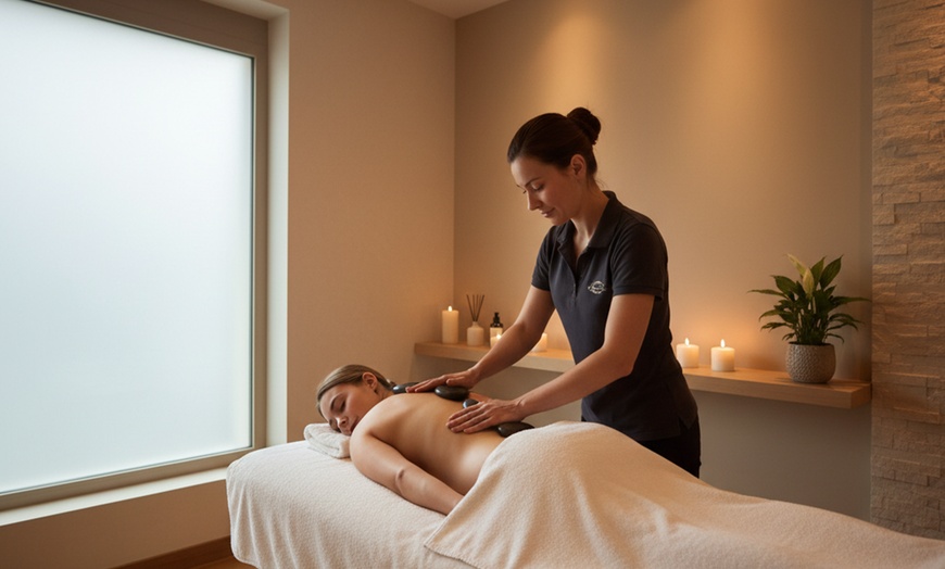 Image 1: Massage modelant du dos de 30 min ou massage deep tissue de 75 min