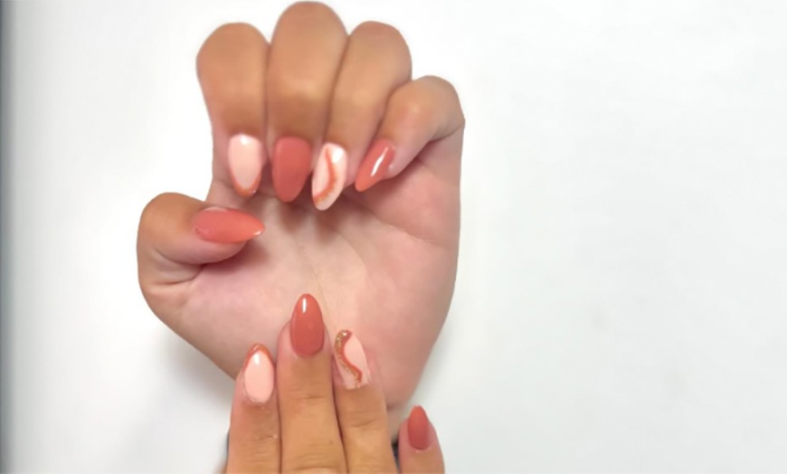 Image 8: Manicura o pedicura semipermanente y opción a refuerzo para 1 persona