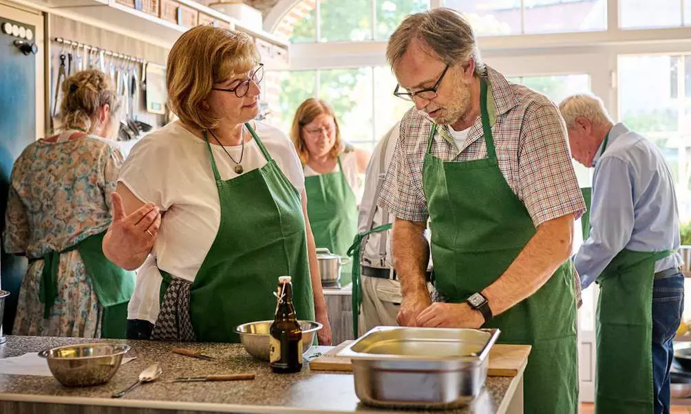 Kocherlebnis für 1 oder 2: Kochkurs oder Grillkurs nach Wahl inkl. Getränke und Kaffee (bis zu33% sparen) - Primary Image