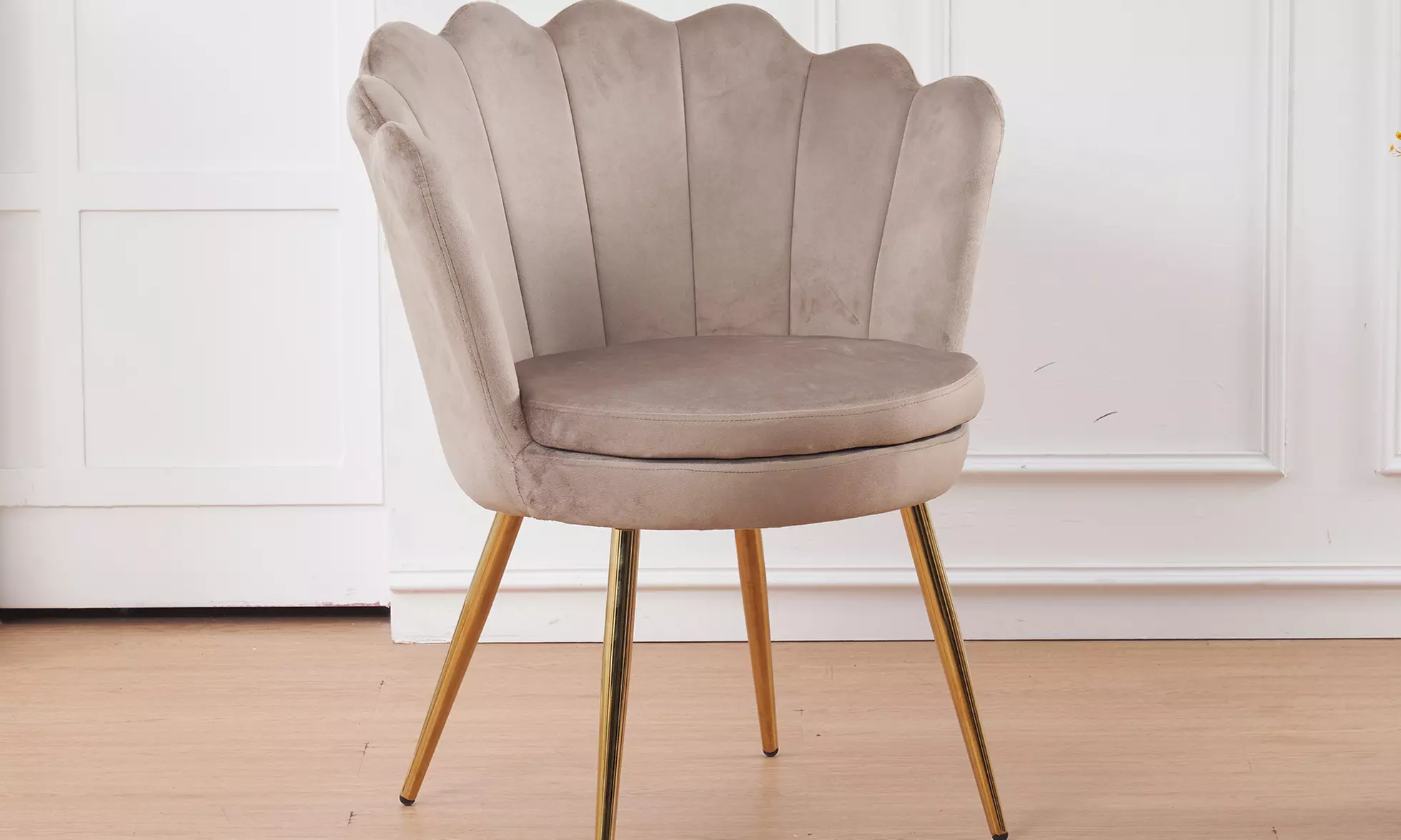 Silla con respaldo en forma de concha