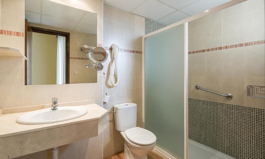 Image 8: Escapada Relajante al Balneario de Fitero con Masaje y Spa para Dos 