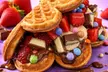 Happy Waffle, Waffeltorten oder Party-Waffelherzen mit Toppings nach Wahl & Heiß- / Kaltgetränk (bis 27% sparen) - Image 4