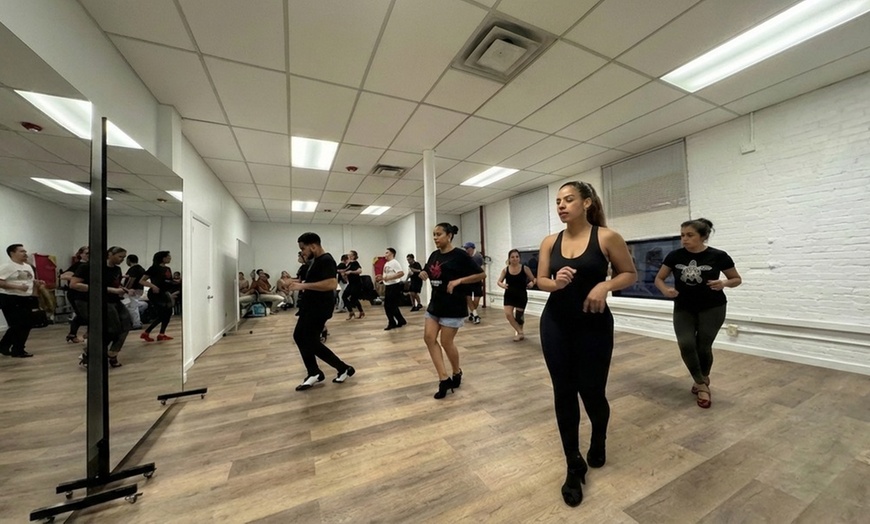 Image 2: Salsa & Bachata Dance Classes – Del Alma Dance Company