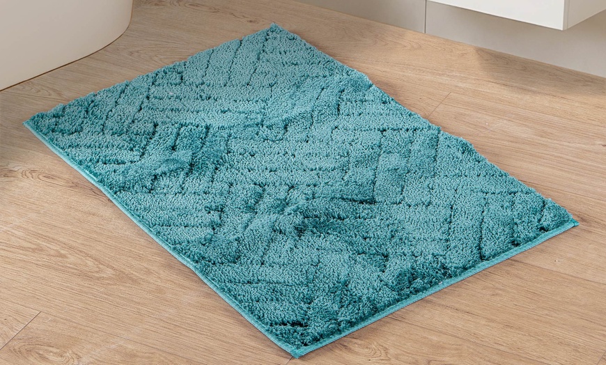 Image 9: Alfombrilla de baño con diseño tipo cruzado en relieve