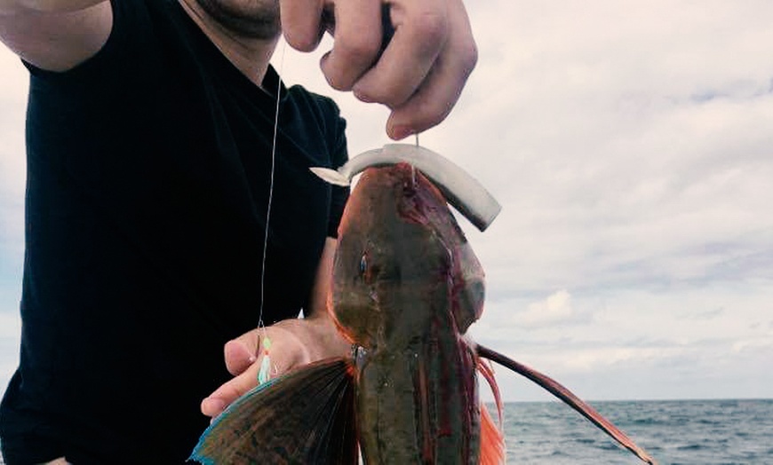 Image 2: Pesca en alta mar con profesional con equipo y opción a comida/bebida 