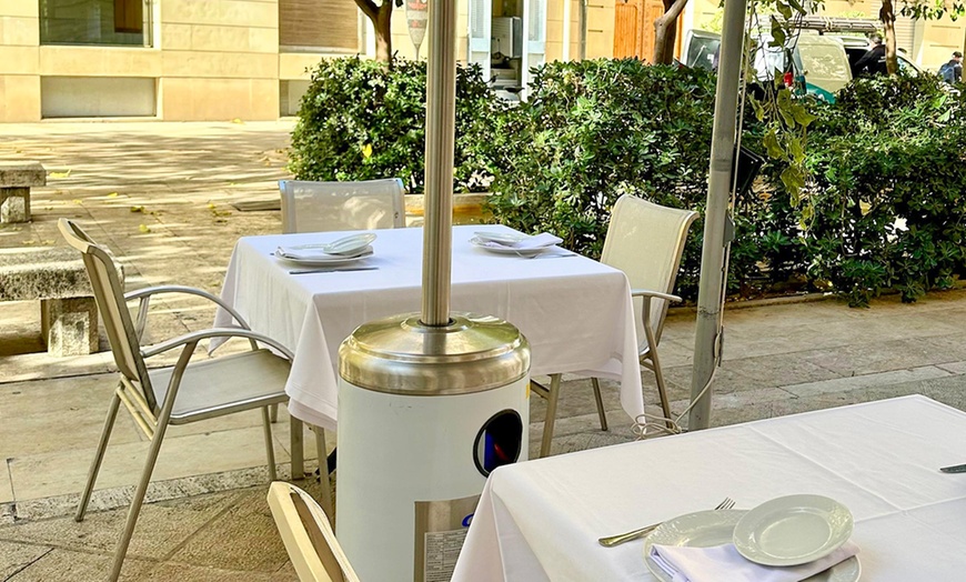 Image 7: Cata de vinos maridados con vista a la Almoina y tabla de ibéricos