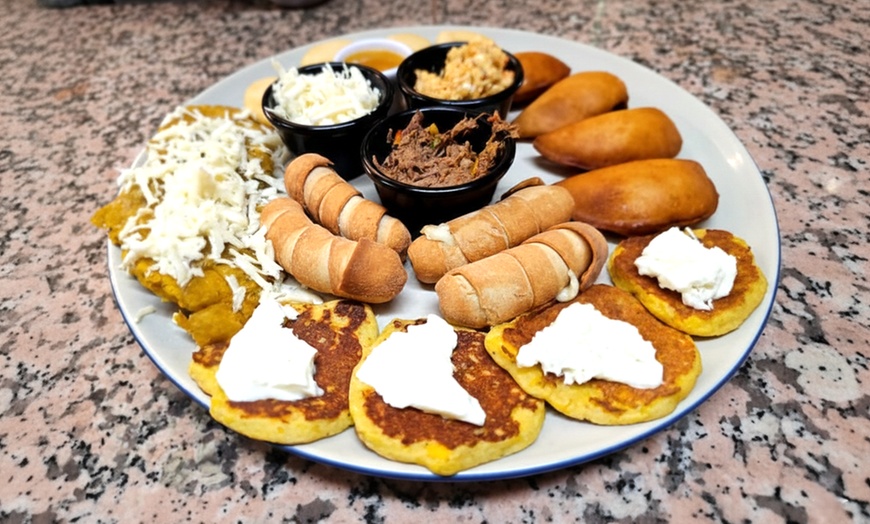 Image 4: Menú venezolano de arepas o parrillada a elegir para 2 o 4 personas
