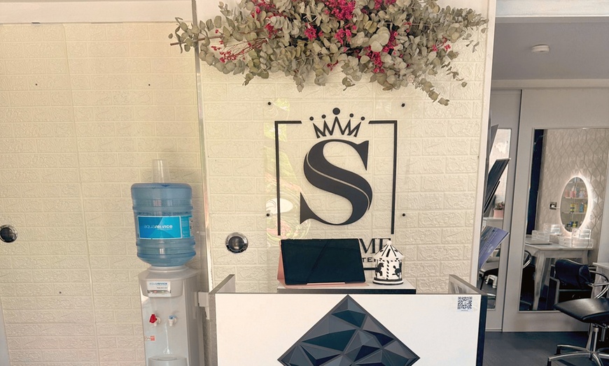 Image 10: Rasgos definidos: micropigmentación capilar, de cejas o labios