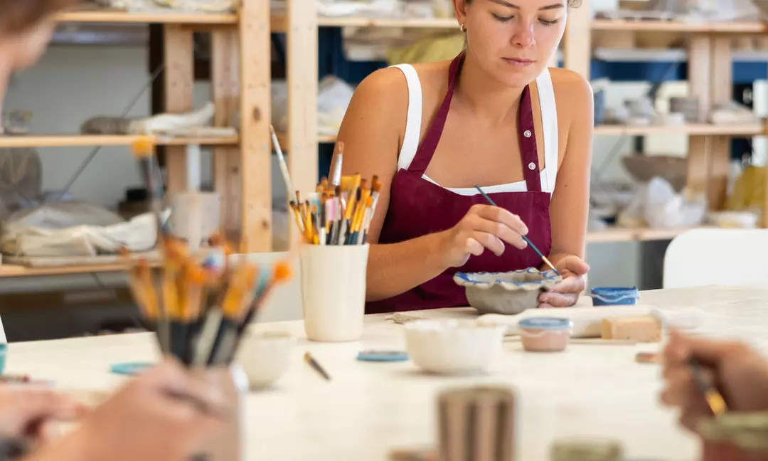 Taller de cerámica con desayuno o aperitivo a elegir para 1 o 2 personas