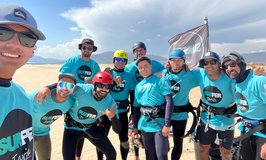 Image 5: ¡Surca las olas con estilo! Curso privado de iniciación al kitesurf