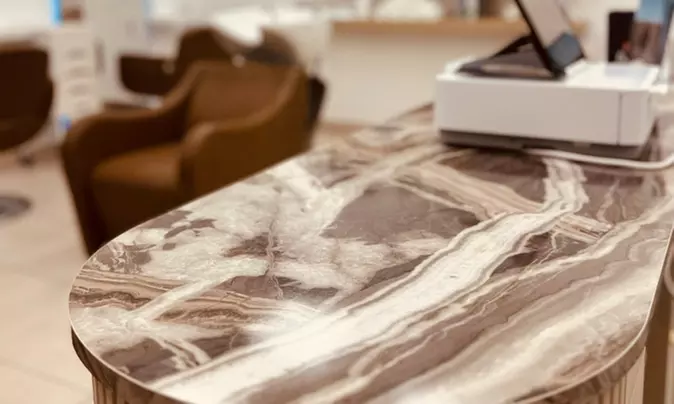 Waschen, Schneiden, Föhnen inkl. Haarkur, optional mit Ansatzfarbe