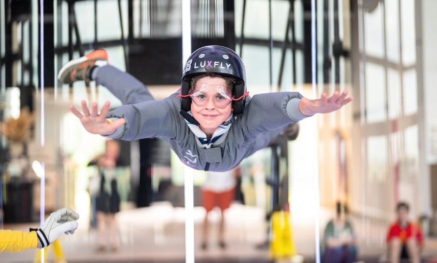 Image 3: Saut en parachute dans le plus grand tunnel aérien d'Europe