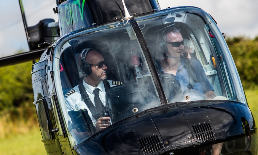 Image 3: Heli Flight & Simulator Experience with Sparkling Lunch for Two People