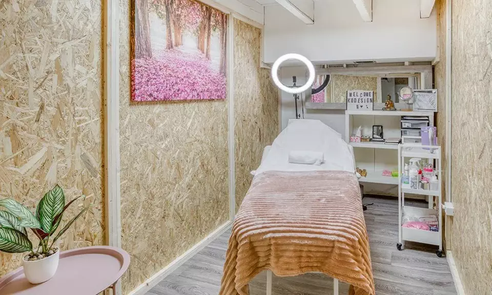 Fris en stralend: verwen jezelf met een kennismakingsfacial, naar keuze inclusief tandenbleek-sessie (tot 67% korting) - Primary Image