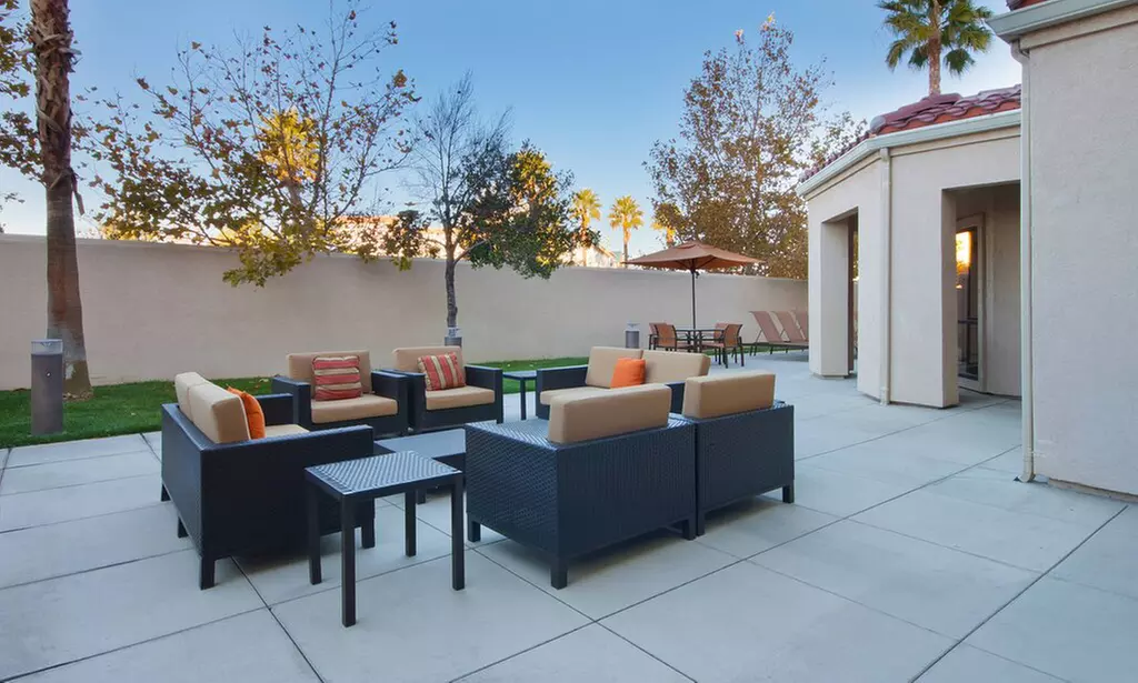 Palmdale Hotel near Waterpark & Trails