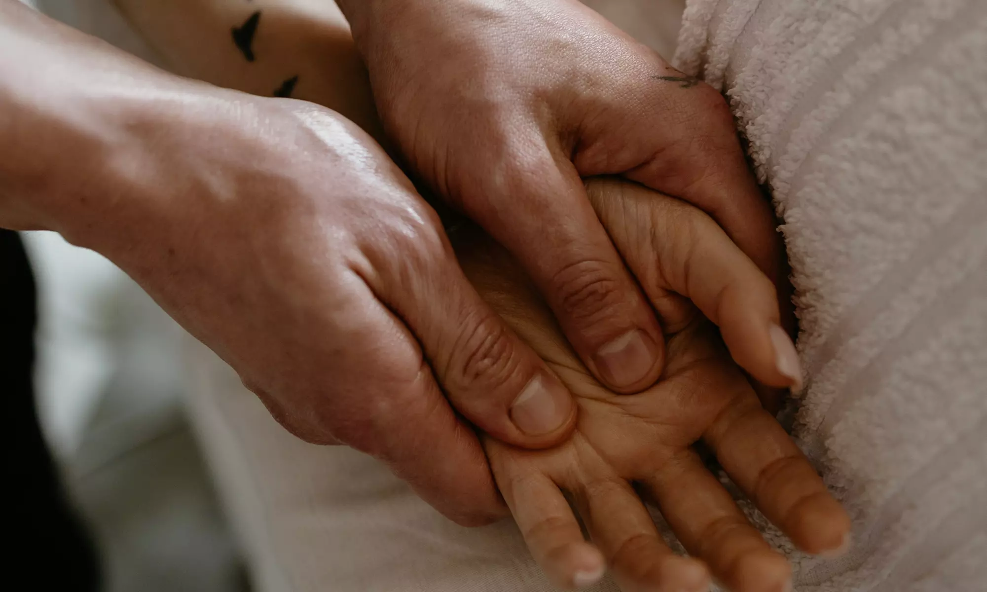 Godzinny masaż ciała do wyboru lub masaż relaksacyjny twarzy w studiu MIÓD (do -40%)