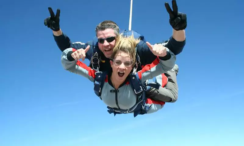 Saut en tandem au-dessus des massifs alpins