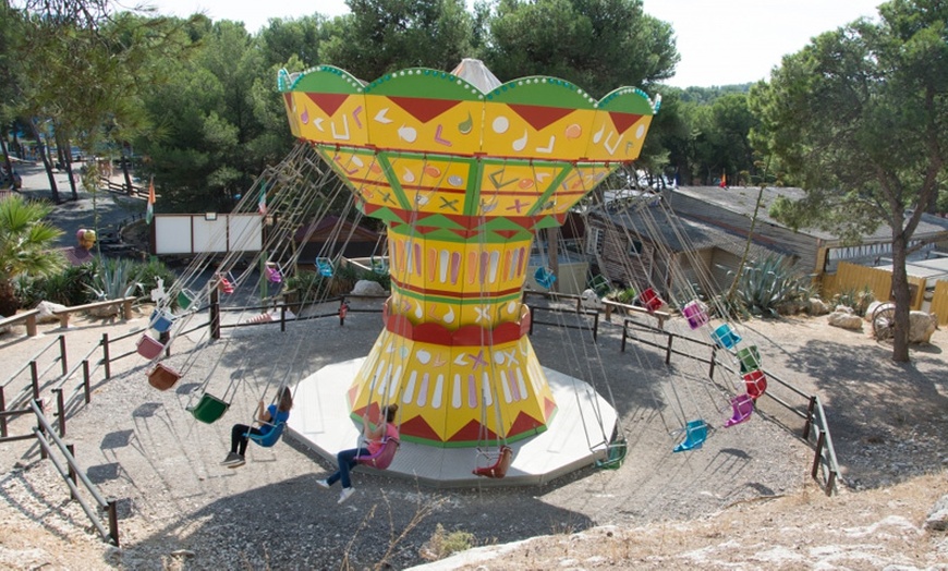 Image 12: Entrée au Magic Park Land en famille