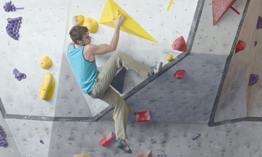 Image 1: Bouldering