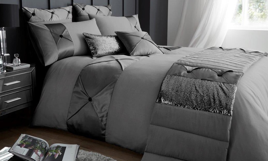 Image 2: Signature Range Lush Duvet Set