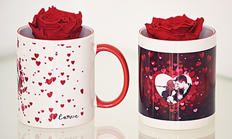 Tazza personalizzata con rosa stabilizzata offerta da FotoMox (sconto 39%)