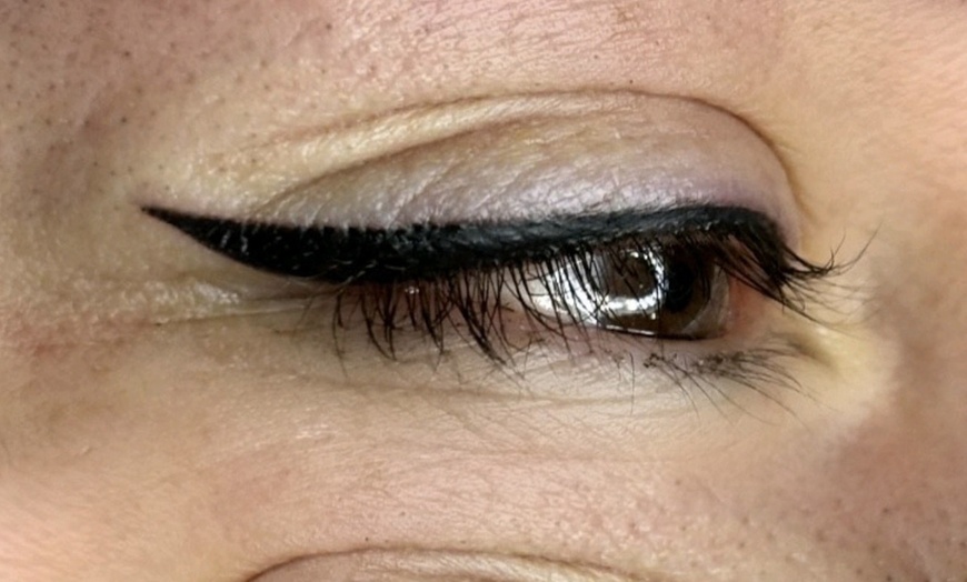 Image 15: Luce un eyeliner semipermanente con microblading o micropigmentación