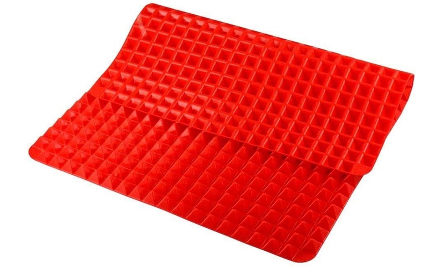 Image 2: Non-Stick Pyramid Cooking Mat