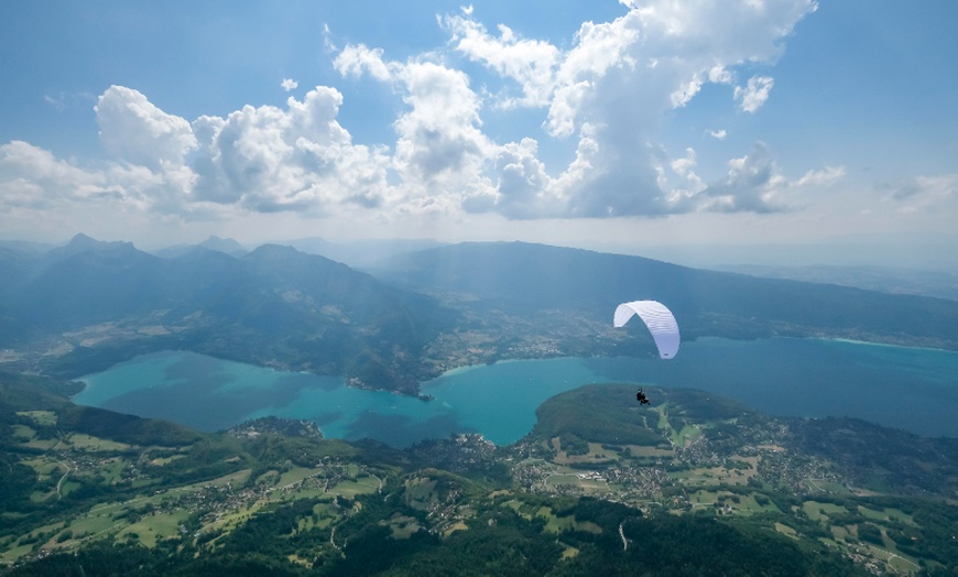 Image 1: Volez au-dessus du Lac d'Annecy