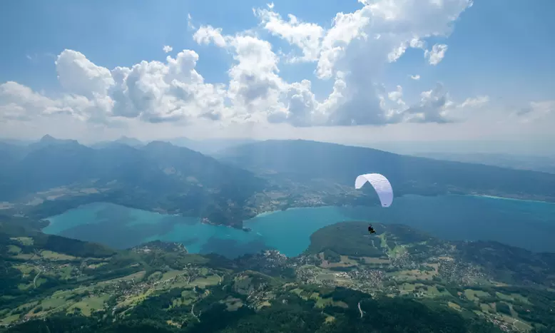 Parapente à Annecy : volez entre ciel et lac, émotions garanties